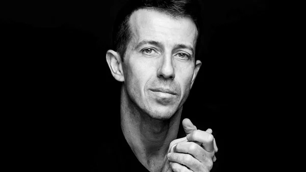 5 πράγματα που πρέπει να ξέρουμε για τον Αντώνη Φωνιαδάκη με αφορμή τη νέα του παράσταση