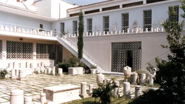 "Η Ύλη του Μύθου": Ο Ιταλός καλλιτέχνης Matteo Fraterno στο Επιγραφικό Μουσείο