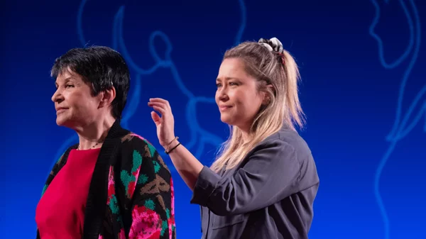 "Δύο γυναίκες χορεύουν" τώρα και σε βιβλίο