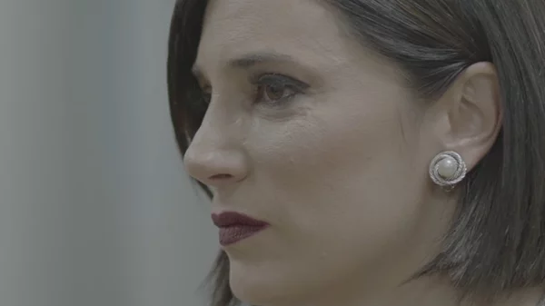 Ραφίκα Σαουίς: "Η Κλυταιμνήστρα εκφράζει όλες τις γυναίκες που έχουν κακοποιηθεί, όλες τις φωνές που δεν ακούγονται"