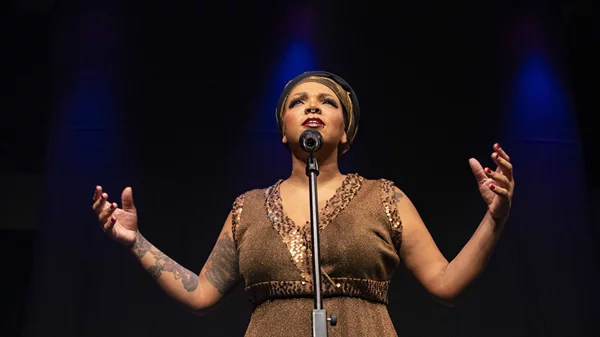 "Nina Simone – 4 οκτάβες ελευθερίας": Επιστρέφει σε νέο θέατρο η παράσταση για τη Νίνα Σιμόν