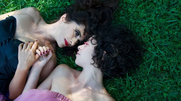 Πόσο ακατάλληλες είναι οι "Επικίνδυνες σχέσεις" που ανεβάζει η Βίκυ Βολιώτη στο Vault;