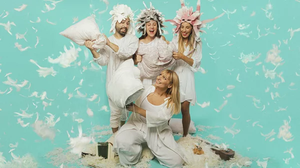 Η Ομάδα των Πέντε Εποχών παρουσιάζει την  "Πουπουλένια Πολιτεία" στο Θέατρο 104