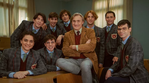 "Ο κύκλος των χαμένων ποιητών": Πρώτη ματιά στην παράσταση με τον Άκη Σακελλαρίου στο ρόλο του Τζον Κίτινγκ