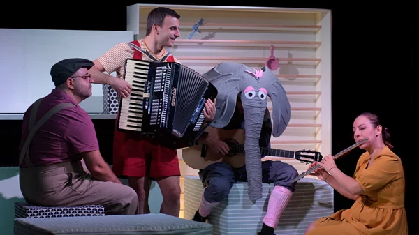 "Ένας ελέφαντας στο δωμάτιο": Η Ειρήνη Αναγνωστοπούλου γράφει για το τρυφερό έργο που μιλάει για τη μνήμη και την απώλειά της