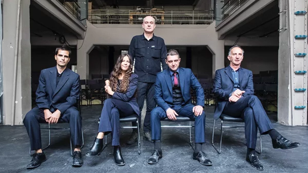 "Καλιγούλας": Νέες φωτογραφίες από την παράσταση του Τσέζαρις Γκραουζίνις