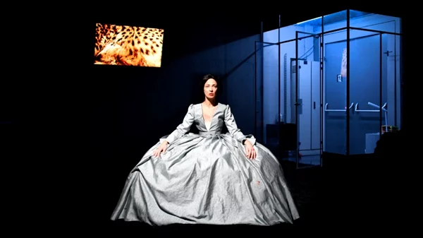 Η Έμιλυ Κολιανδρή ξανά "Amalia melancholia" στο Δημοτικό Θέατρο Πειραιά