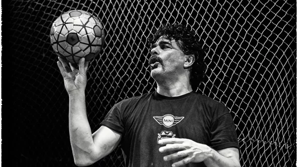 Ο Σήφης Πολυζωίδης σκοράρει ξανά με το "Football-Το παιχνίδι της ανθρωπότητας"