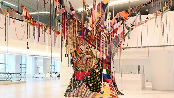 Τι καρπούς θα φέρει το δέντρο στο ΕΜΣΤ; Δείτε την νέα εγκατάσταση του Stephan Goldrajch στο φουαγιέ