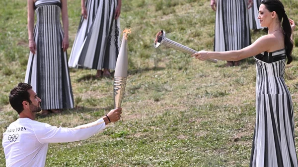 Η Ολυμπιακή Φλόγα ξεκινάει το ταξίδι της για το Παρίσι | Όλα όσα έγιναν στην τελετή αφής στην Αρχαία Ολυμπία