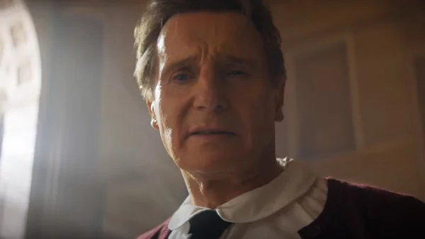 Ο Λίαμ Νίσον είναι ένα μεταμφιεσμένο κοριτσάκι στο τρέιλερ του "Naked Gun"