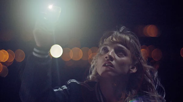 Την Ίδια Ώρα, στη Γη