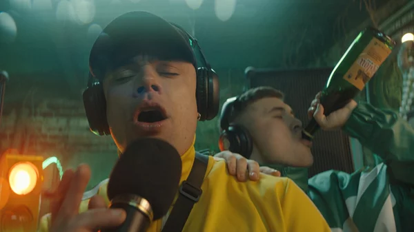 Οι Kneecap μας μιλούν για τη Βόρεια Ιρλανδία, τα χανγκόβερ και το πώς έκαναν την ταινία - έκπληξη της χρονιάς