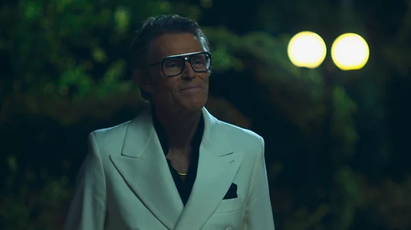 Ο Γουίλεμ Νταφόε είναι πανούργος μεγιστάνας στο τρέιλερ του "Birthday Party"