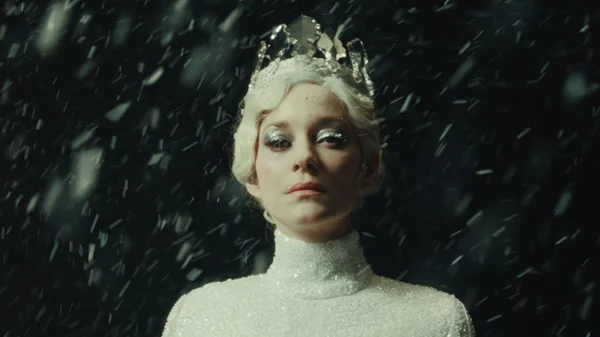 Φεστιβάλ Βερολίνου 2025: Η Μαριόν Κοτιγιάρ καθηλώνει ως Βασίλισσα του Χιονιού στο "Ice Tower"