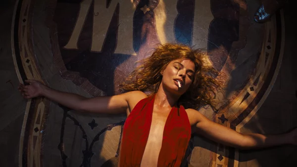 Μάργκο Ρόμπι και Μπραντ Πιτ αυστηρώς ακατάλληλοι στο τρέιλερ του "Βαβυλώνα"