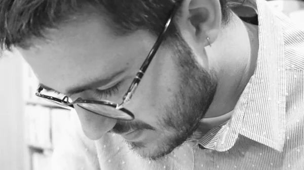 Εβδομάδα Ποίησης στο Αθηνόραμα: Ο Πάνος Στασινός απαντά σε 10 ερωτήσεις