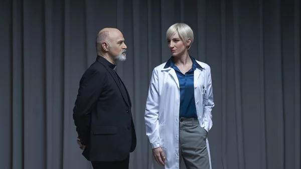 "The Doctor": Το παγκόσμιο θεατρικό φαινόμενο-καθρέφτης της κοινωνίας μας ανεβαίνει για πρώτη φορά στην Ελλάδα