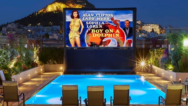 Tο Pool Your Cinema, η πιο ξεχωριστή σινεφίλ απόλαυση, επιστρέφει στο Ξενοδοχείο Μεγάλη Βρεταννία