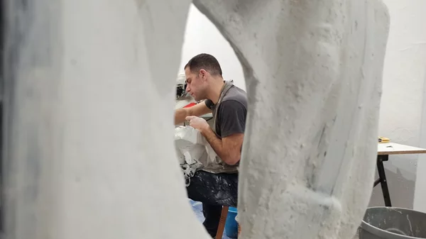 "Crossbreeds": Ο Αύγουστος Βεϊνόγλου προτείνει ένα ανοίκειο μέλλον που θολώνει τα όρια έμψυχου-άψυχου