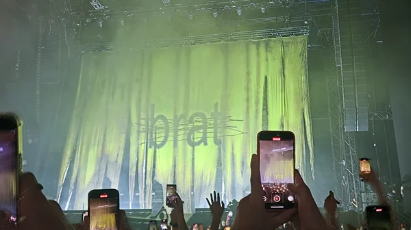 Primavera Sound 2025 μέρα 1η: Το "Viva Palestina" των Idles, το pole dancing της FKA Twigs και τα brat γενέθλια του Troye Sivan