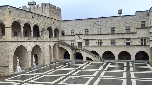 Δρομολογείται η συντήρηση και η ανάδειξη του Παλατιού του Μεγάλου Μαγίστρου στη Μεσαιωνική Πόλη της Ρόδου