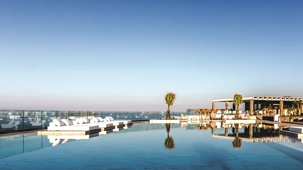 "Abaton Island Resort and Spa": Μια μοναδική εμπειρία διαμονής στο πιο φιλόξενο νησί της Μεσογείου