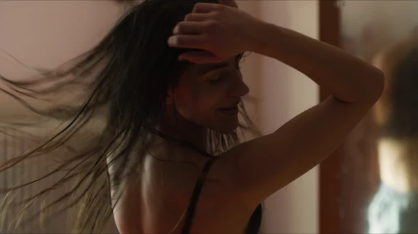 Το σινεμά της Ασημίνας Προέδρου ξεπροβάλλει "Πίσω από τις Θημωνιές"