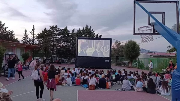 Ένας μήνας δωρεάν προβολές στα προαύλια των σχολείων