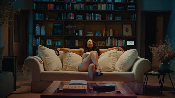 "Η Σιωπηλή Καμαριέρα": Η ταινία που χρηματοδότησαν ο Σόντερμπεργκ και το κρυπτονόμισμα