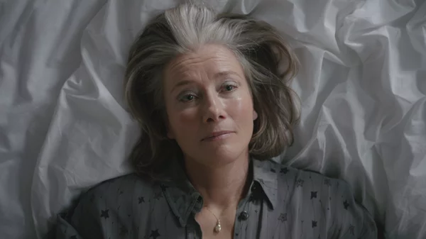 Η Έμα Τόμσον μιλά στο "α" για τον πιο αποκαλυπτικό ρόλο της καριέρας της