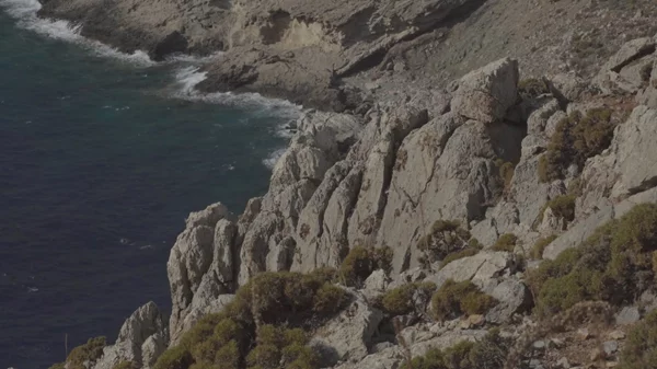 Οι Βρετανοί POoR Collective στο πρωτότυπο περιβαλλοντικό πρόγραμμα φιλοξενίας καλλιτεχνών του 2024 στην Τήλο