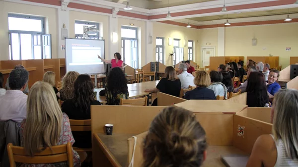 Τι είναι η γλωσσική "βαβέλ" και πώς επηρεάζει τις παραστατικές τέχνες;