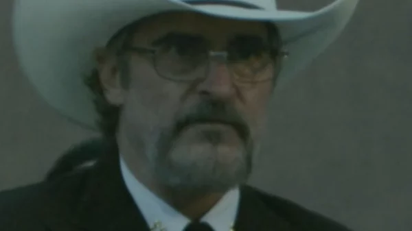 Ο Γιόακιν Φίνιξ είναι ένας συνωμοσιολόγος στο τρείλερ του "Eddington"