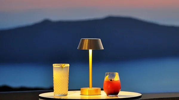 Η αθηναϊκή μπαρ σκηνή ρίχνει άγκυρα στα νησιά