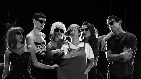 "Δωδέκατη νύχτα": Πρώτες φωτογραφίες από τις πρόβες του Γιάννη Κακλέα