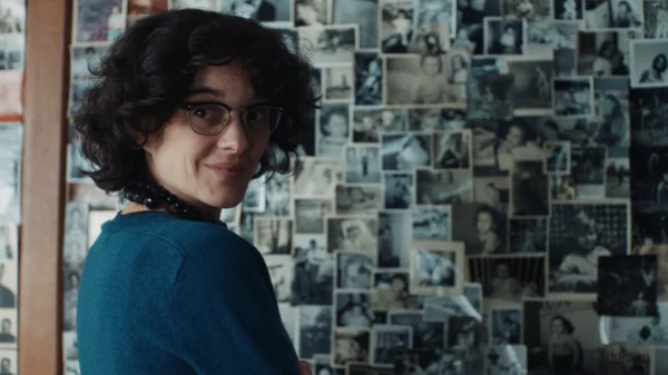 Η Μονά Ασάς γύρισε το "Μικρό Θλιμμένο Κορίτσι" για να καταλάβει τη μαμά της