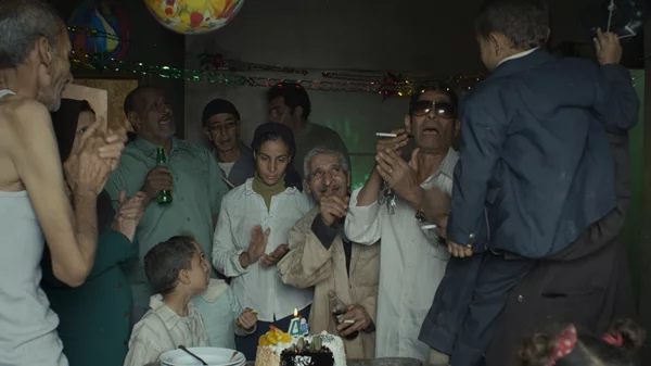 Ο Ομάρ Ελ Ζοχάιρι κάνει την πατριαρχία "Φτερά και Πούπουλα"