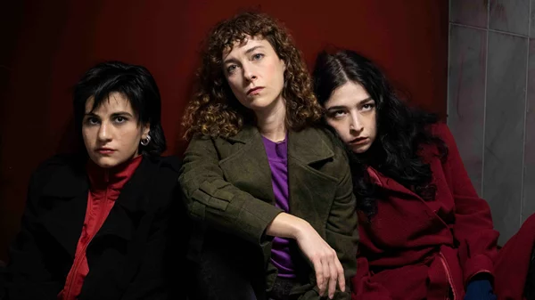 "24 ώρες σ’ έναν κόσμο που δεν μας ανήκει": Ο Παντελής Φλατσούσης συνομιλεί με το "Μίσος" στο Θέατρο Τέχνης