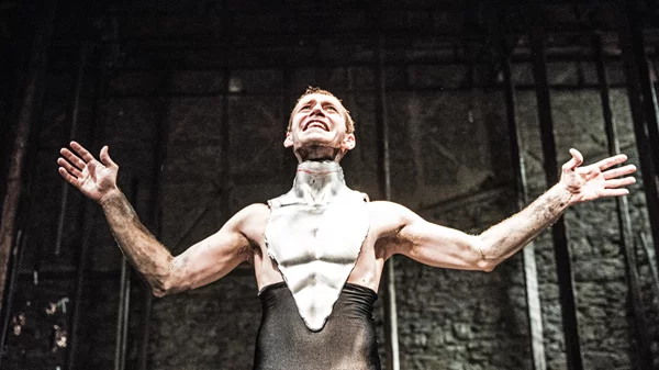 "Αιαυτός": Το τέλος του ήρωα μέσα από τη σκηνοθετική ματιά του Χάρη Φραγκούλη σε κείμενο Δημήτρη Δημητριάδη