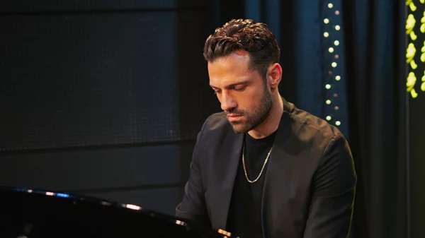 Ο Κωνσταντίνος Αργυρός τραγουδά για την  Aurora