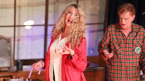 "Χορεύοντας με τη θύελλα": Μία κωμωδία για τα ετερώνυμα που έλκονται