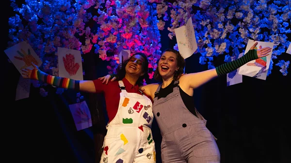 Ότι "Τα χέρια δεν χτυπάνε, τα χέρια αγαπάνε" μαθαίνουν τα παιδιά στο θέατρο Ριάλτο- "Αλέκος Αλεξανδράκης"