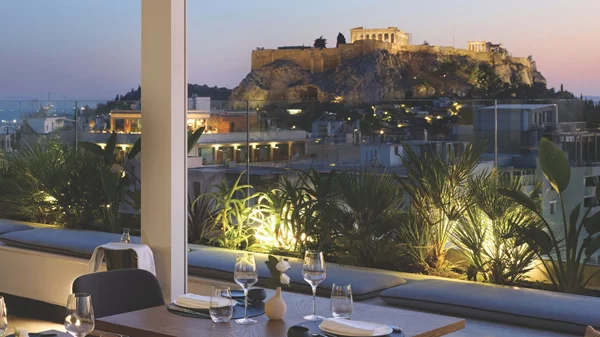 Whispers Amalia Hotels: Καλοκαιρινές γεύσεις με κάδρο την Ακρόπολη