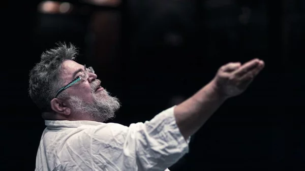 Ο Σταμάτης Κραουνάκης έρχεται στο θέατρο Βράχων