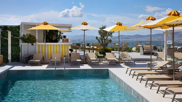 Vertigo Pool & Sunset Bar: Premium χαλάρωση με ασυναγώνιστη θέα στην καρδιά της Αθήνας