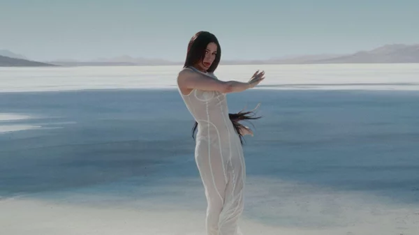 "Puta / Sola": Η Arca με νέο διπλό single λίγο πριν τον Λυκαβηττό