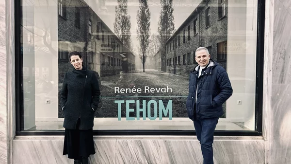 "Tehom": Η εικαστική εγκατάσταση της Renée Revah κοσμεί τις βιτρίνες του ΟΤΕ