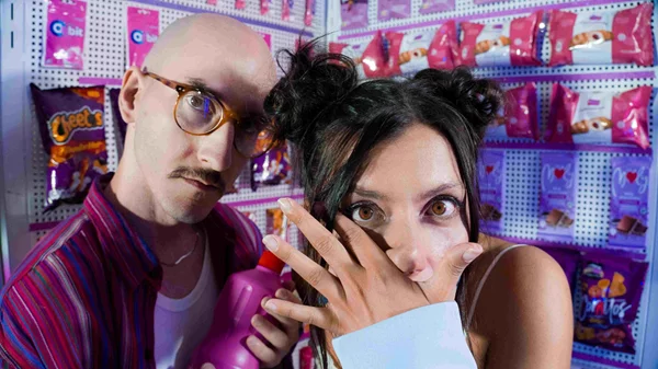 "Εκτός τόνου": Μια υπαρξιακή κωμωδία από τους Fem Tettix για την αναζήτηση της ευτυχίας