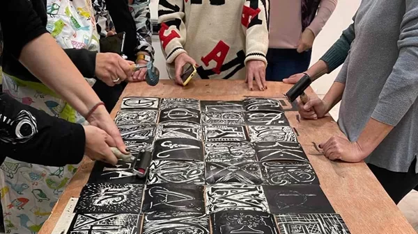 Η χαρακτική γίνεται παιχνίδι στον χώρο τέχνης Εκτός